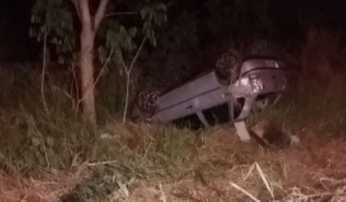 Cuiabá | Jovem bate carro em ponto de ônibus, capota e morre na Fernando Corrêa