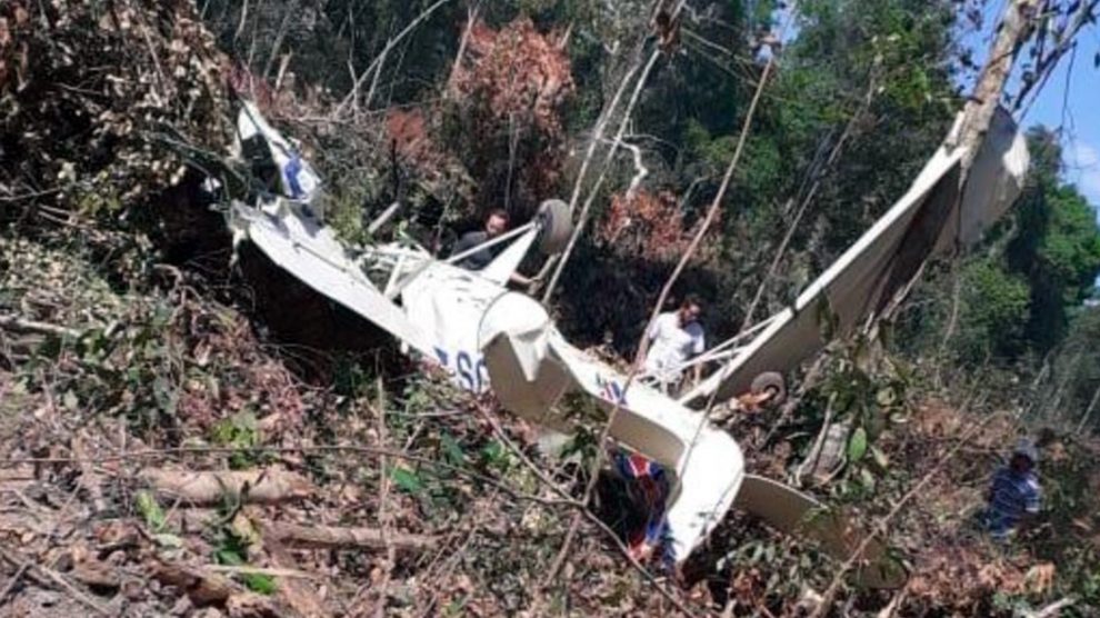 Avião de pequeno porte com 2 pessoas cai em Sinop
