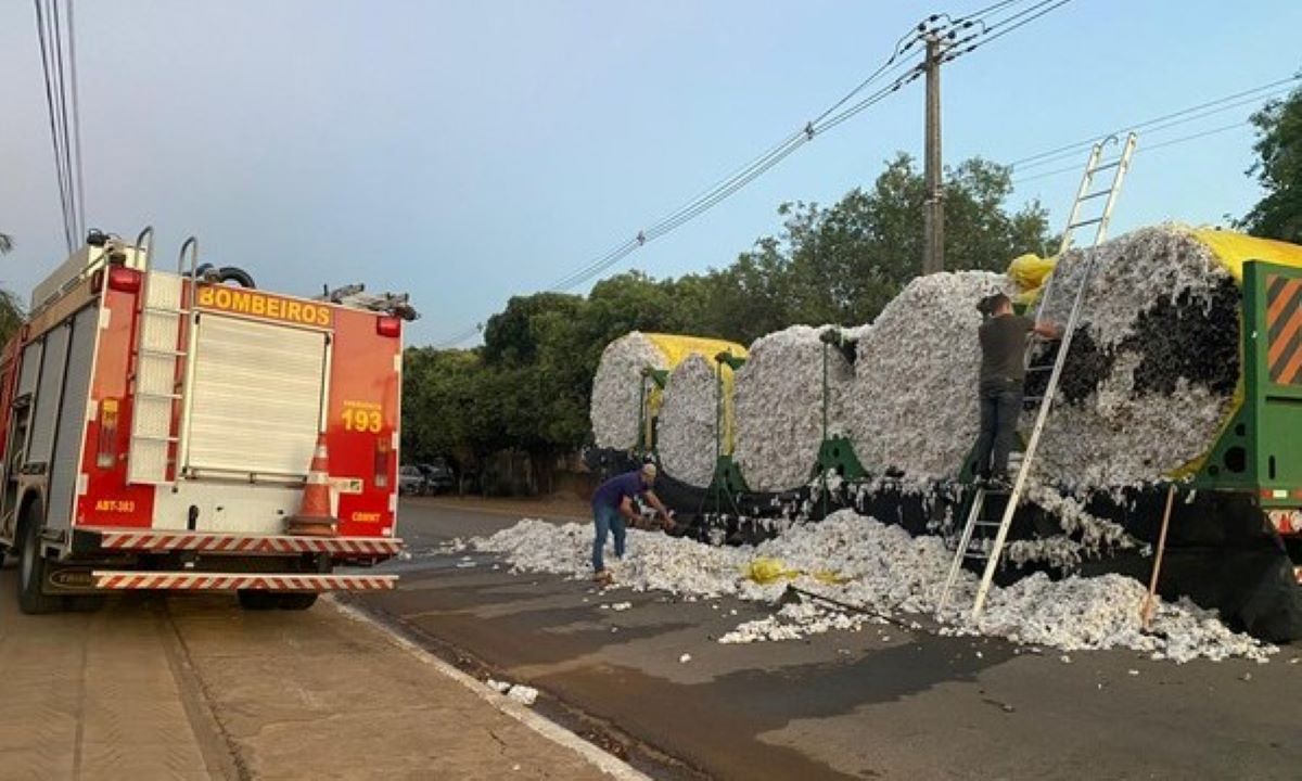 Sorriso | Carga de algodão pega fogo após caminhão encostar em fio de alta tensão