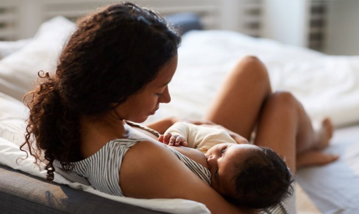 Amamentação reduz a mortalidade infantil e diminui a chance da criança ter alergias e infecções