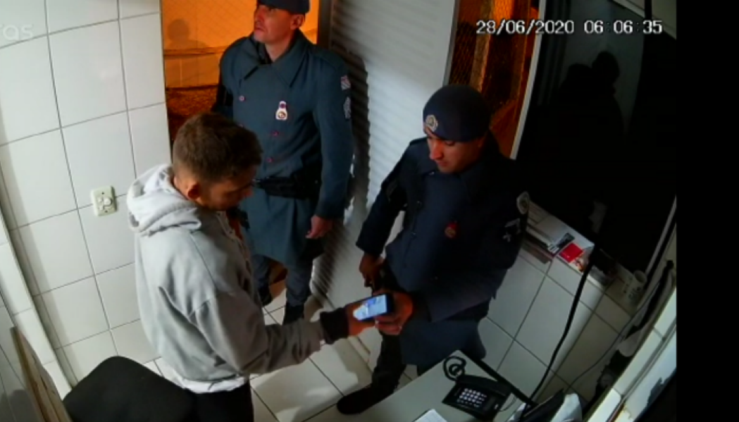 Pintor negro corria para socorrer esposa que entrava em trabalho de parto e acaba preso por roubo