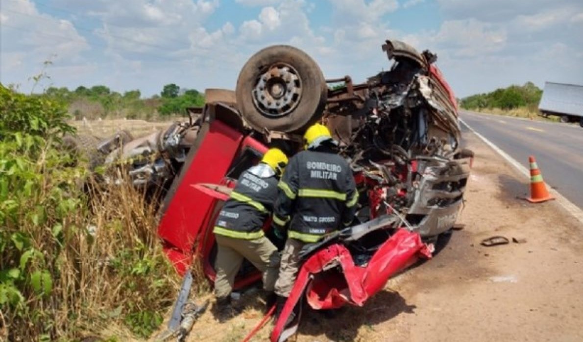 Mato Grosso | Pai e filho morrem em acidente envolvendo caminhão e carreta