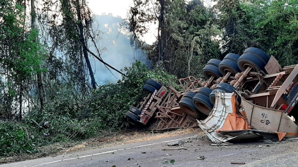 Carreta tomba, pega fogo e motorista morre em Sinop; BR-163 interditada