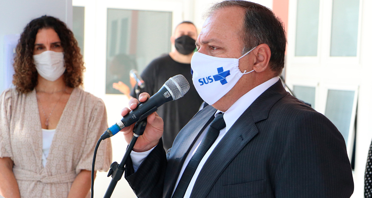 Pazuello defende tratamento precoce e inaugura unidade para ampliar testagem da covid-19 no Brasil
