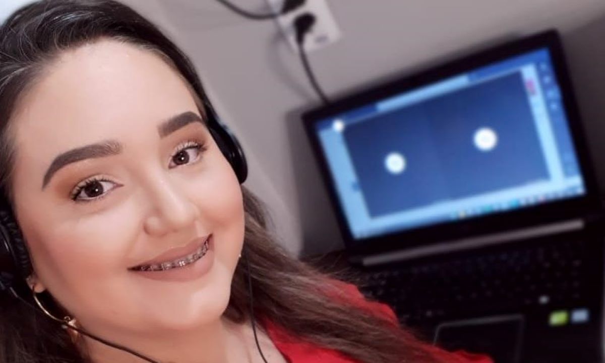 Rondonópolis | Professora recebe alunos com poema de boas-vindas em aula online