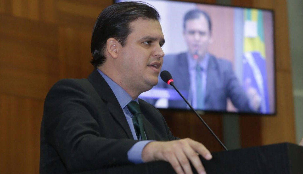 Thiago Silva quer transparência da divulgação de currículos dos comissionados na gestão pública