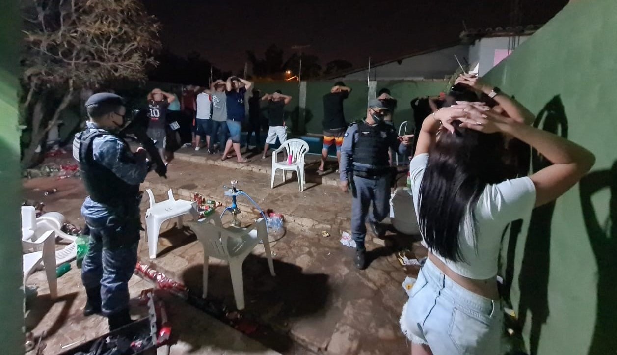 Cuiabá | PM é acionada e encontra adolescente com grupo aglomerado e consumindo álcool e droga
