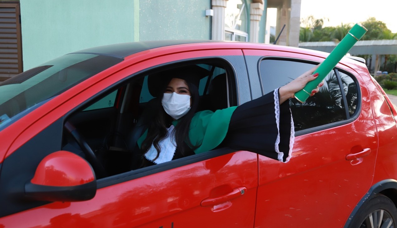 Em tempos de pandemia, colação de grau via drive-thru e online são alternativas para novos médicos   