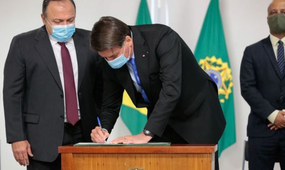 Covid-19 | Bolsonaro assina medida provisória que libera R$ 1,9 bilhão para produção de vacina