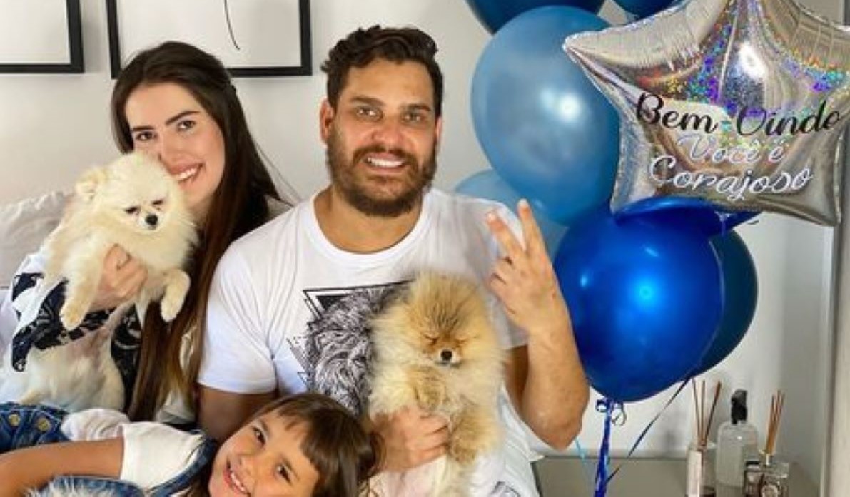 Cauan posa com a namorada e a filha: ‘Finalmente em casa’