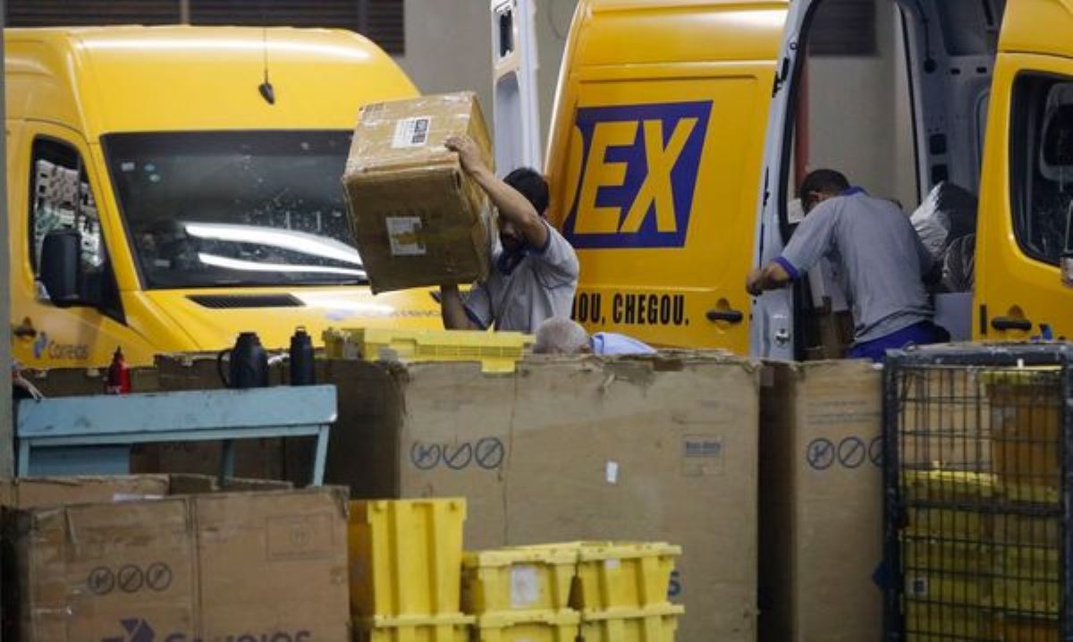 Correios reforça entregas e garante serviço postal à população