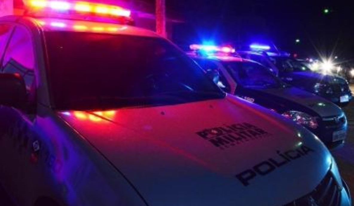 Homem é flagrado andando de moto pelado no centro de Juína