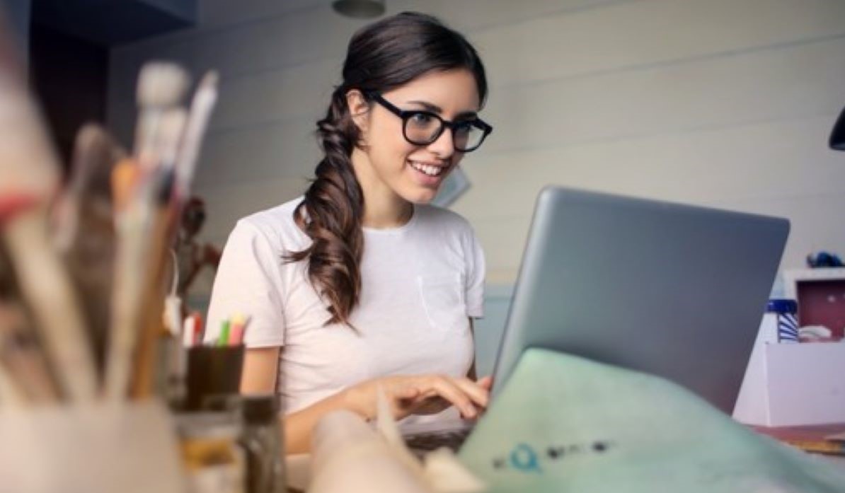 Cerca de 70% das mulheres empreendedoras utilizam a internet como canal de vendas