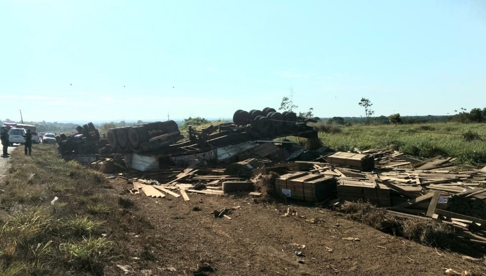 Juína | Homem morre após carreta tombar na MT-170