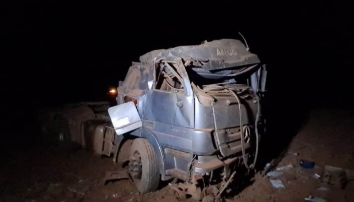 Mato Grosso | Motorista tenta desviar de anta, capota carreta e é socorrido por bombeiros