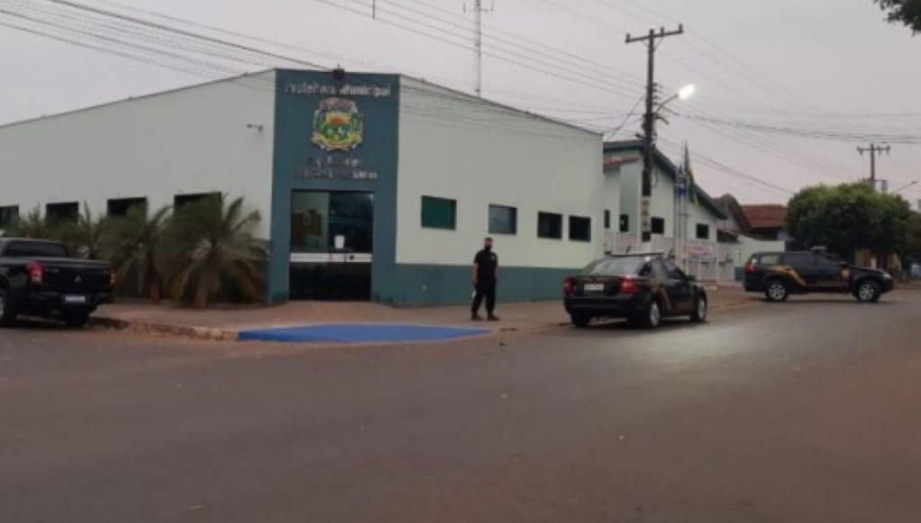 PF cumpre mandados em prefeitura e apura desvios de recursos em Araputanga