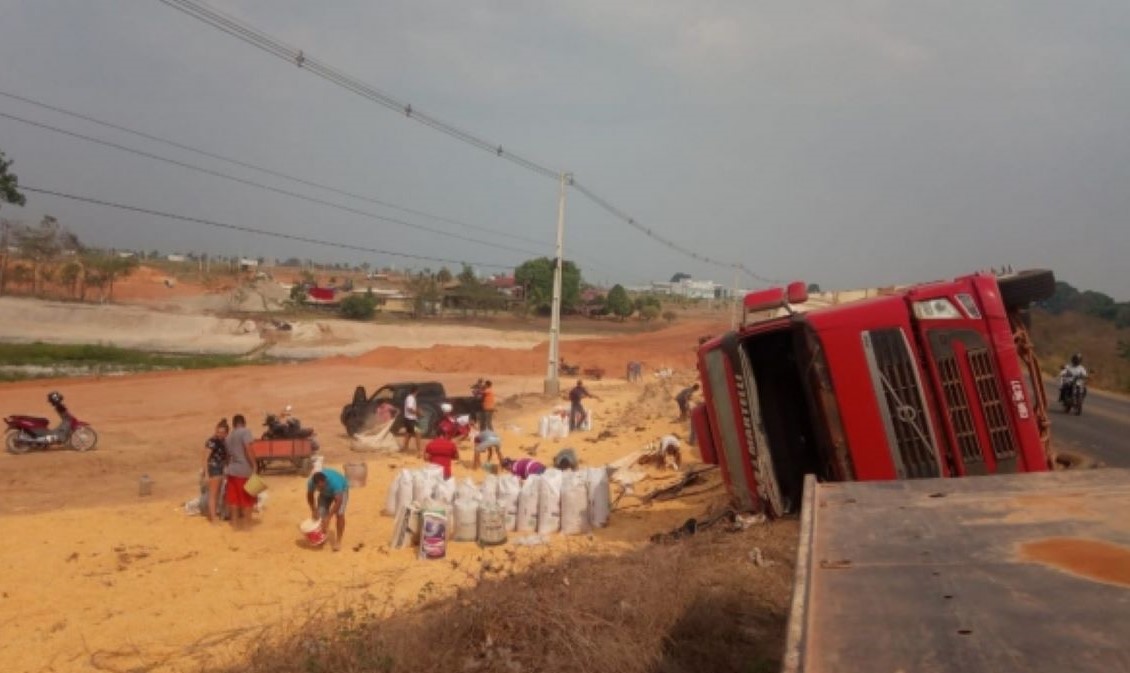 Alta Floresta | Motorista é socorrido após bi-trem tombar na MT-208, carga de grãos é saqueada