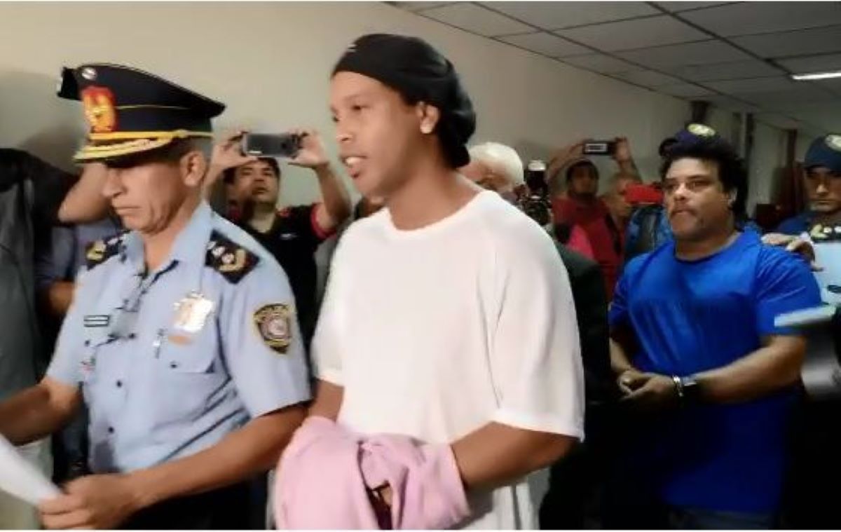 Promotoria pede suspensão de processo e Ronaldinho é libertado no Paraguai