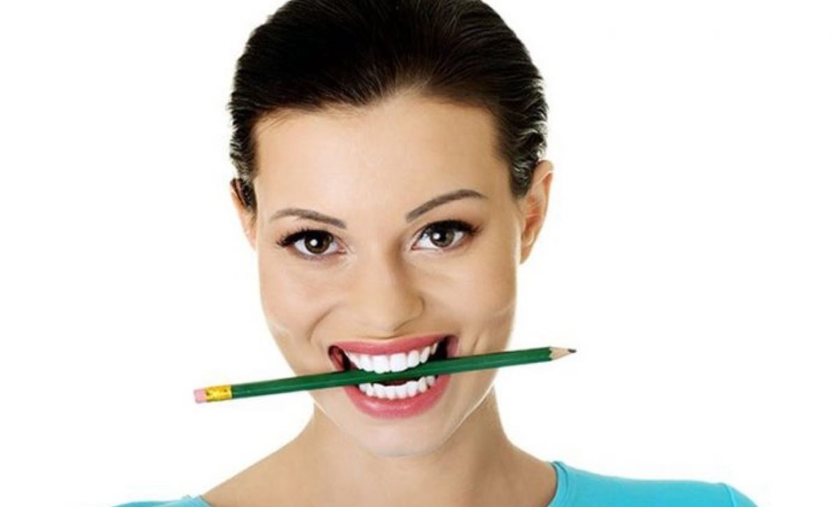 Sorrir, mesmo forçado, engana cérebro e melhora saúde mental