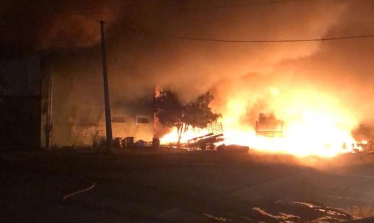 Cuiabá | Incêndio em Indústria de reciclagem deixa uma mulher morta