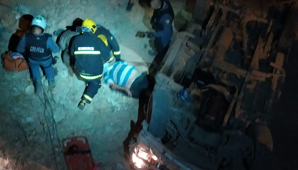 Cuiabá | Motorista perde o controle do carro e cai em canteiro de obras de 12 metros de altura