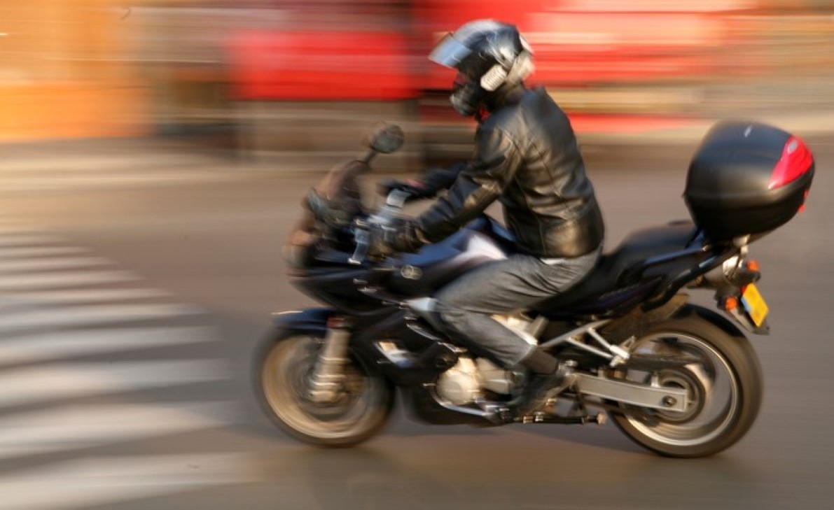 Montador que usava moto em atividades externas receberá adicional de periculosidade