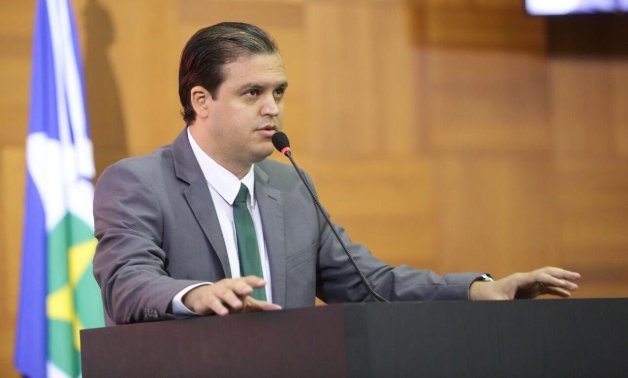 Projeto de Thiago Silva cria Medalha Jovem Cientista