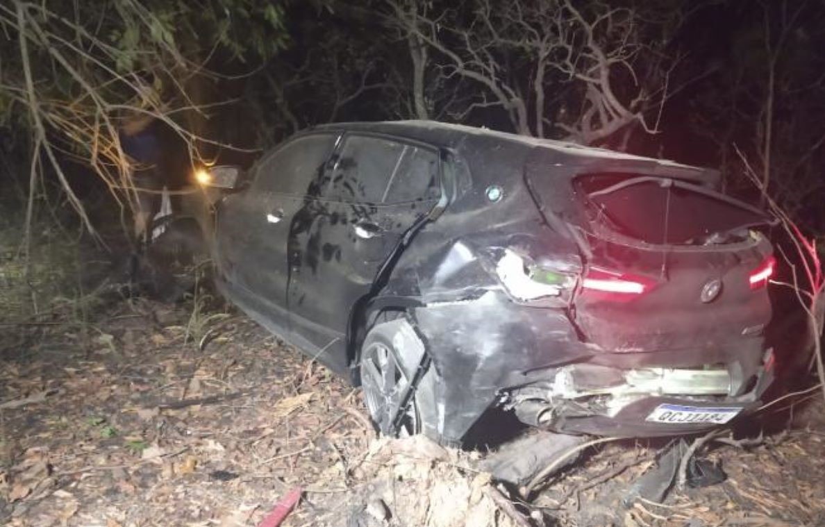 Garota de 14 anos dirigia BMW que capotou na Estrada da Guia