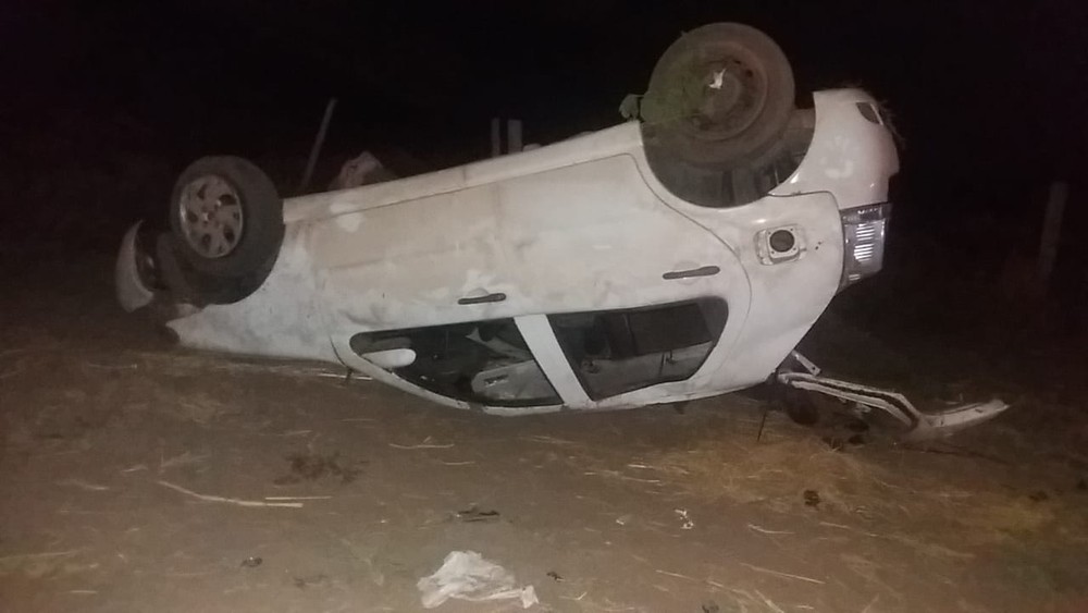 Motorista perde controle da direção após inseto entrar no olho dele em Cuiabá e carro capota
