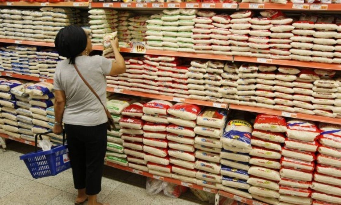 Arroz vai continuar nas prateleiras, diz Tereza Cristina