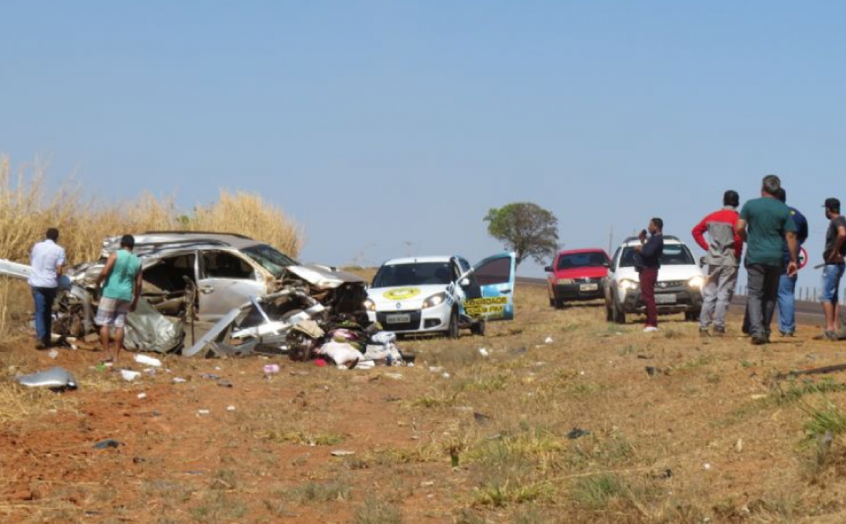 Família de Brasília fica em estado grave após SW4 bater de frente com carreta em Água Boa