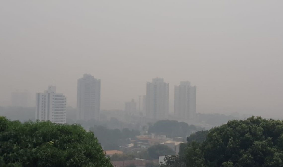 Fumaça de incêndios em regiões vizinhas deixa paisagem de Cuiabá cinzenta
