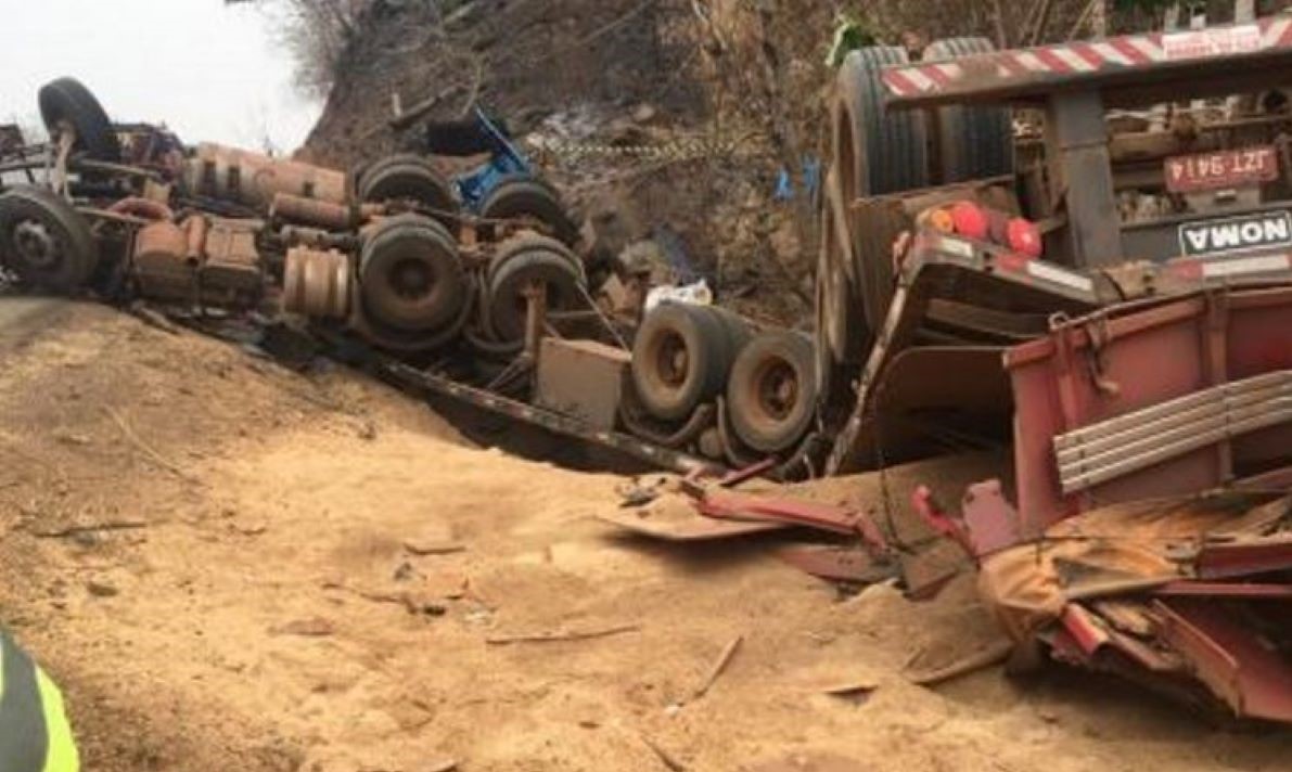 Nobres | Motorista de carreta morre prensado após veículo tombar na pista