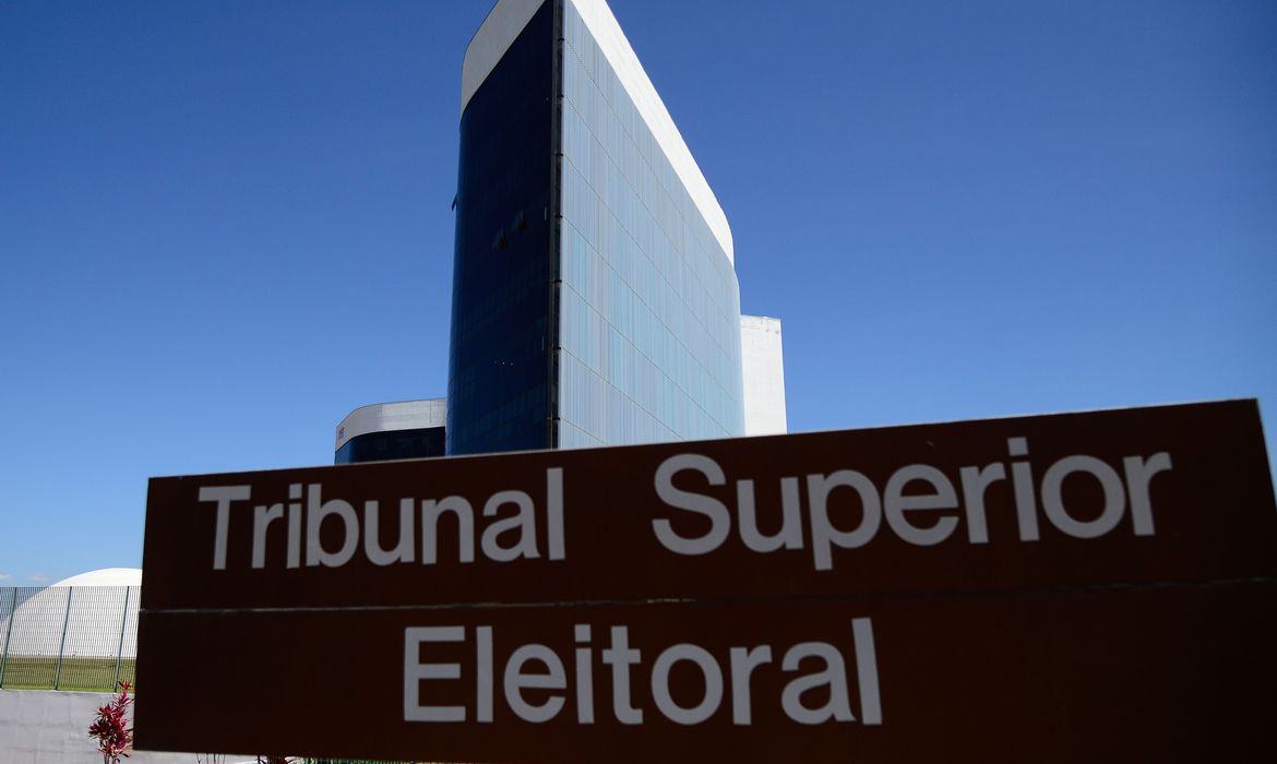 Decisão do TSE pode permitir que políticos inelegíveis até outubro disputem eleições em novembro