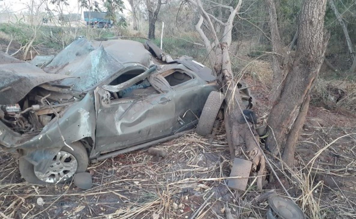Pedra Preta | Duas estudantes e motorista morrem após picape bater em árvore