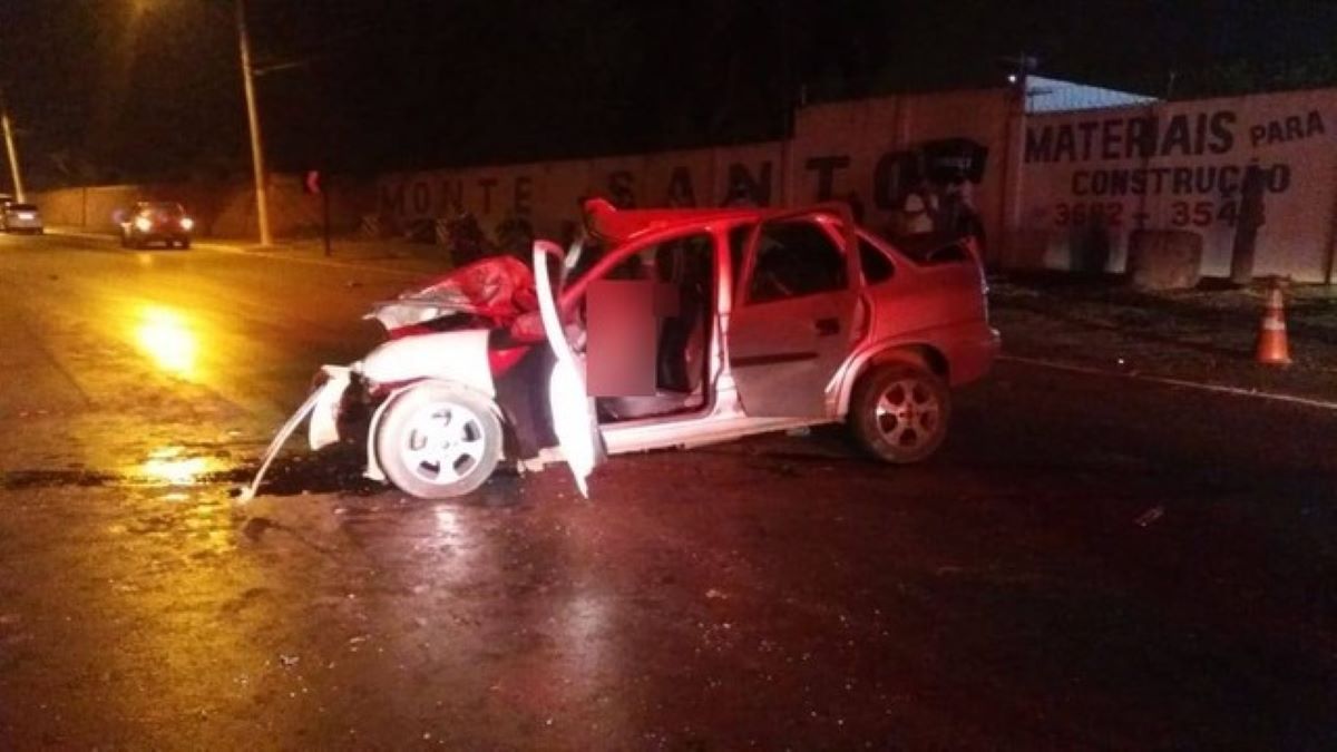Várzea Grande | Carro bate em poste de energia e grávida de 5 meses morre presa às ferragens