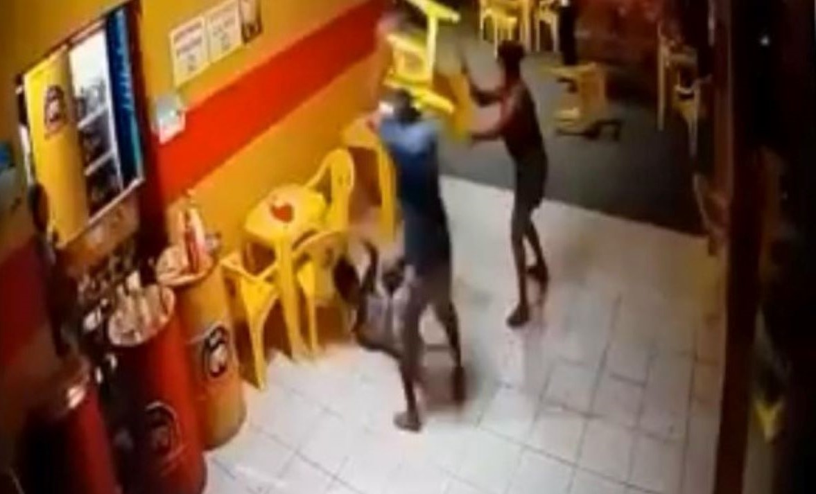 Cuiabá | Marido é preso suspeito de esfaquear mulher e cliente por ciúmes em bar