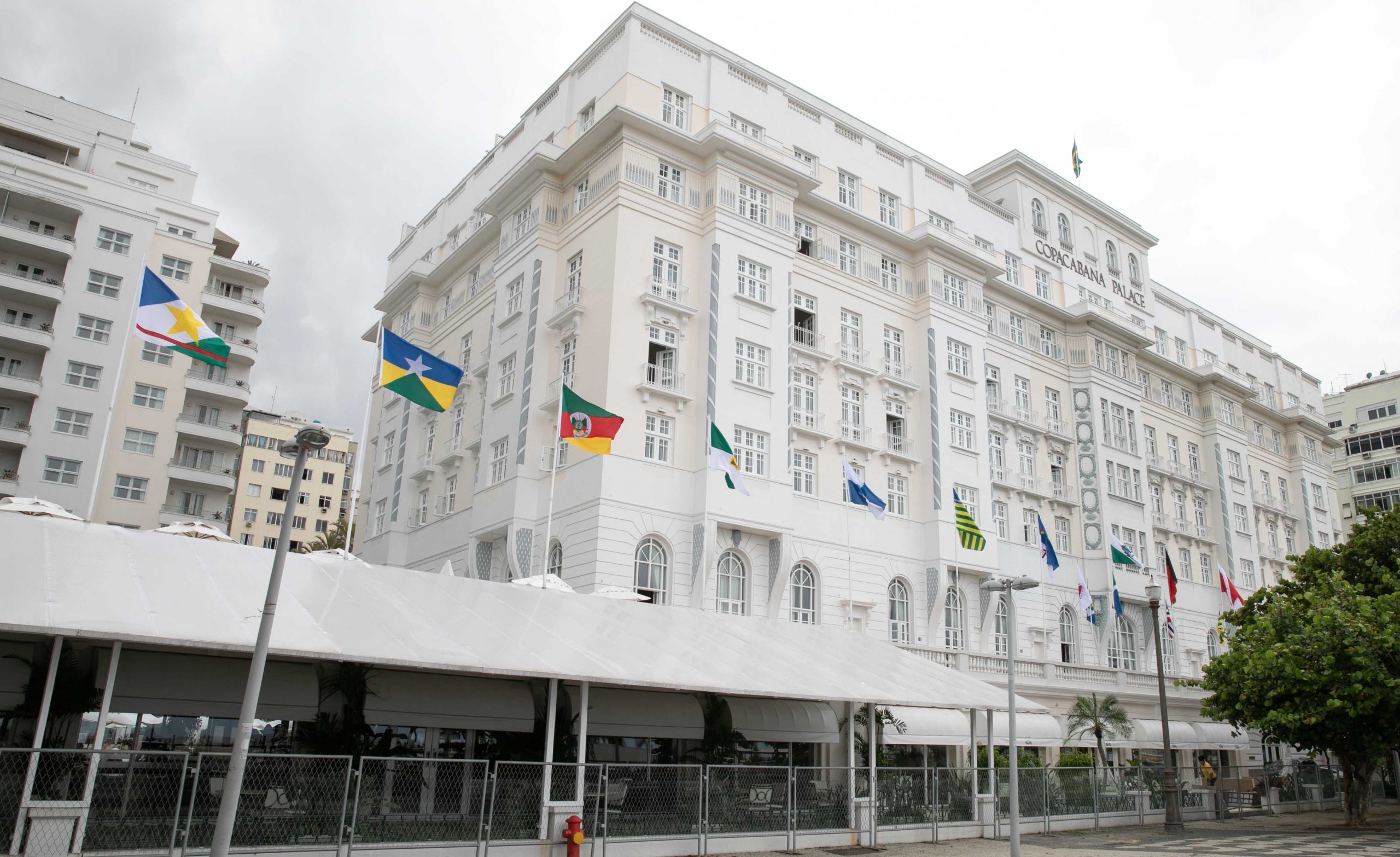 Belmond Copacabana Palace homenageia os brasileiros ao hastear as bandeiras dos 26 estados e Distrito Federal em sua fachada