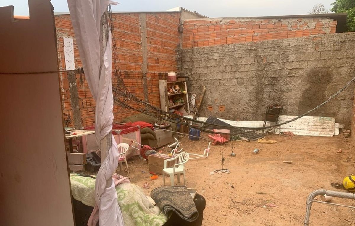 Cuiabá | Polícia entra em casa para cumprir mandado por tráfico e encontra 3 crianças abandonadas