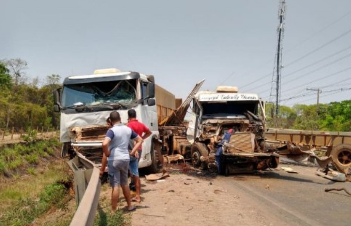Cuiabá | Batida entre carretas deixa 1 ferido e rodovia interditada
