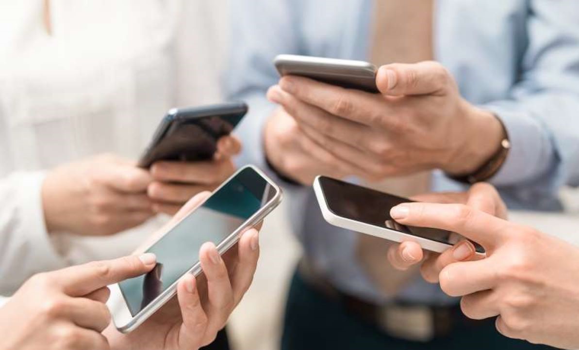 Coronavírus sobrevive até 28 dias em celular e dinheiro, diz estudo