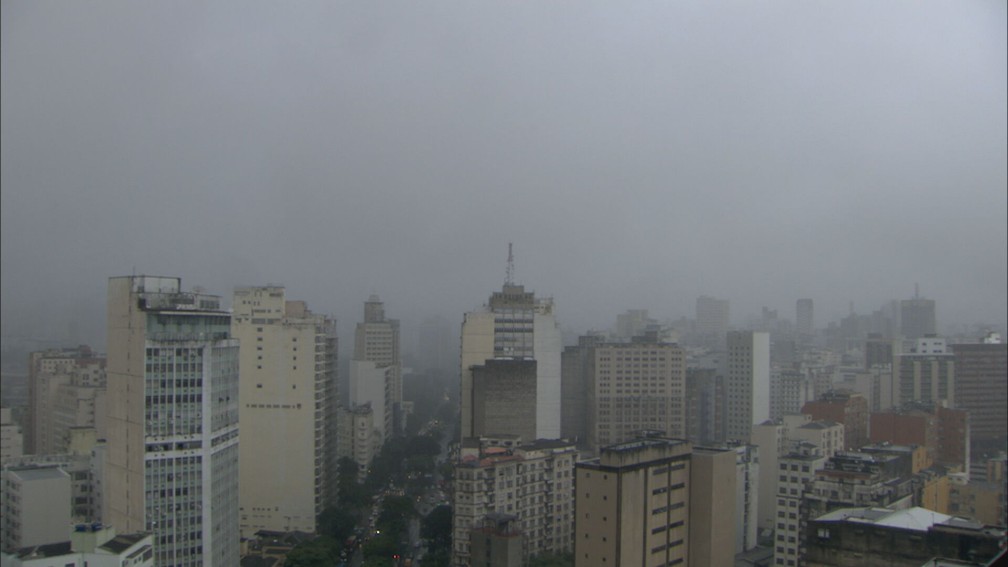Risco de chuva forte aumenta sobre o Brasil hoje