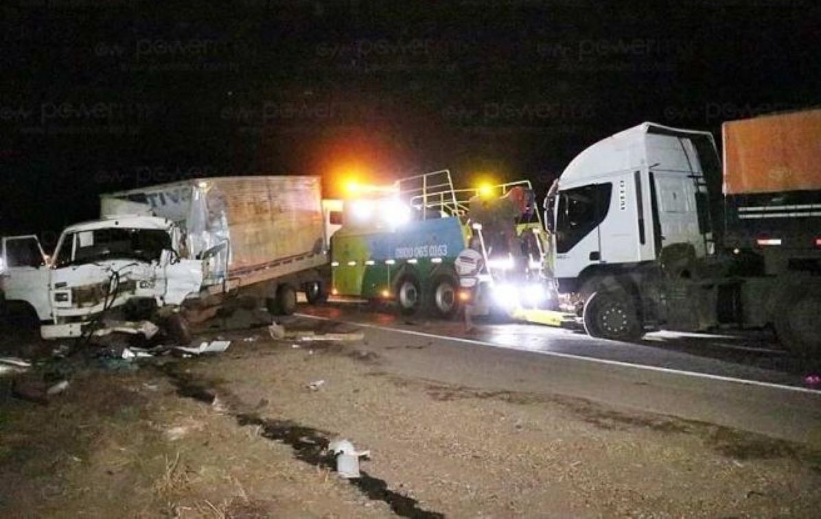 Mato Grosso | Caminhão pequeno bate de frente com carreta; motorista morre