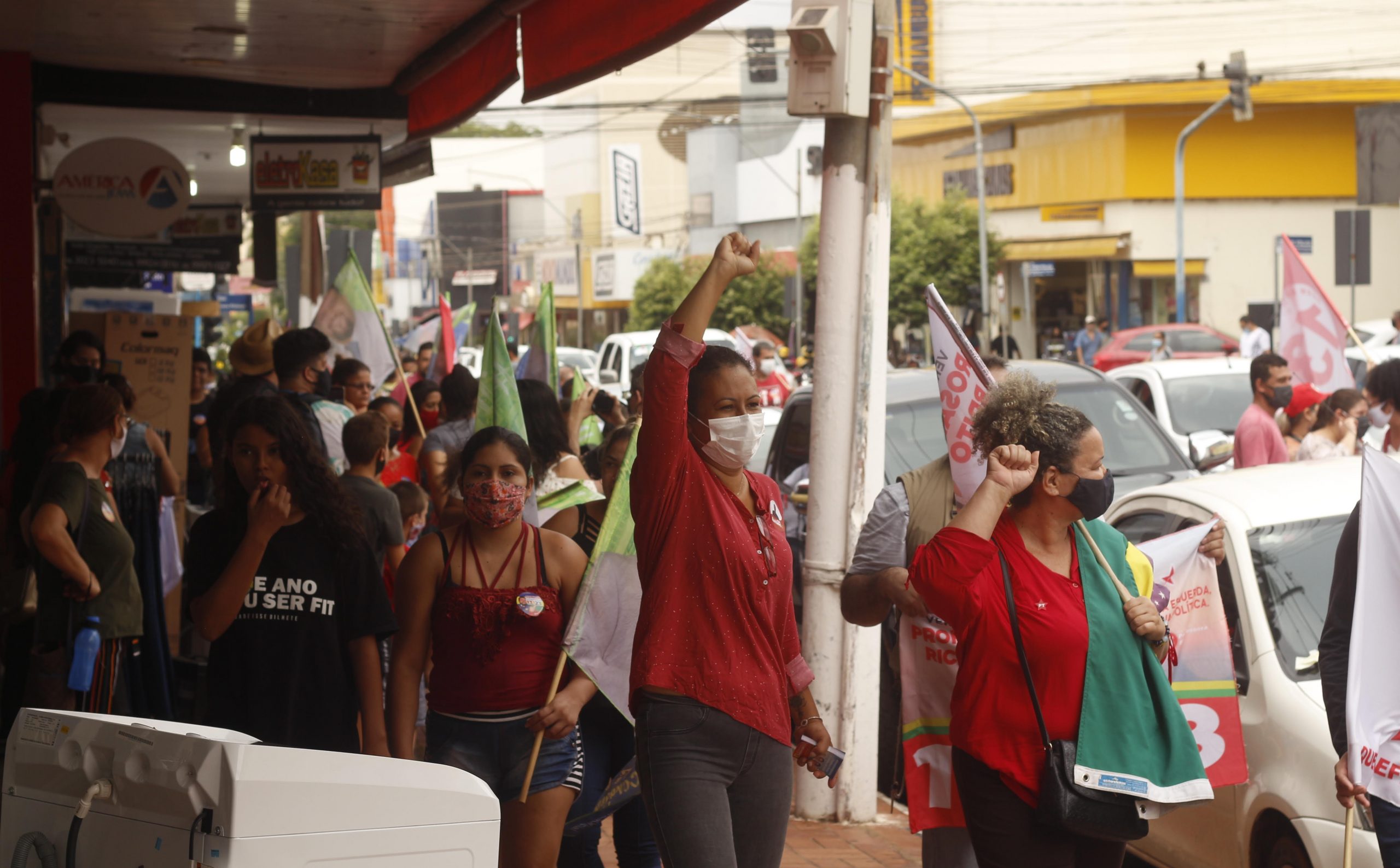 Dr. Kleber Amorim, candidato a prefeito de Rondonópolis participa de caminhada com apoiadores e candidatos a vereadores no centro da cidade.