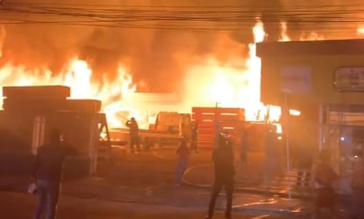 Rondonópolis | Incêndio de grande proporção destrói loja de materiais para construção