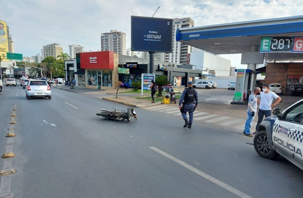 Motorista de caminhonete foge após atropelar motociclista em Cuiabá