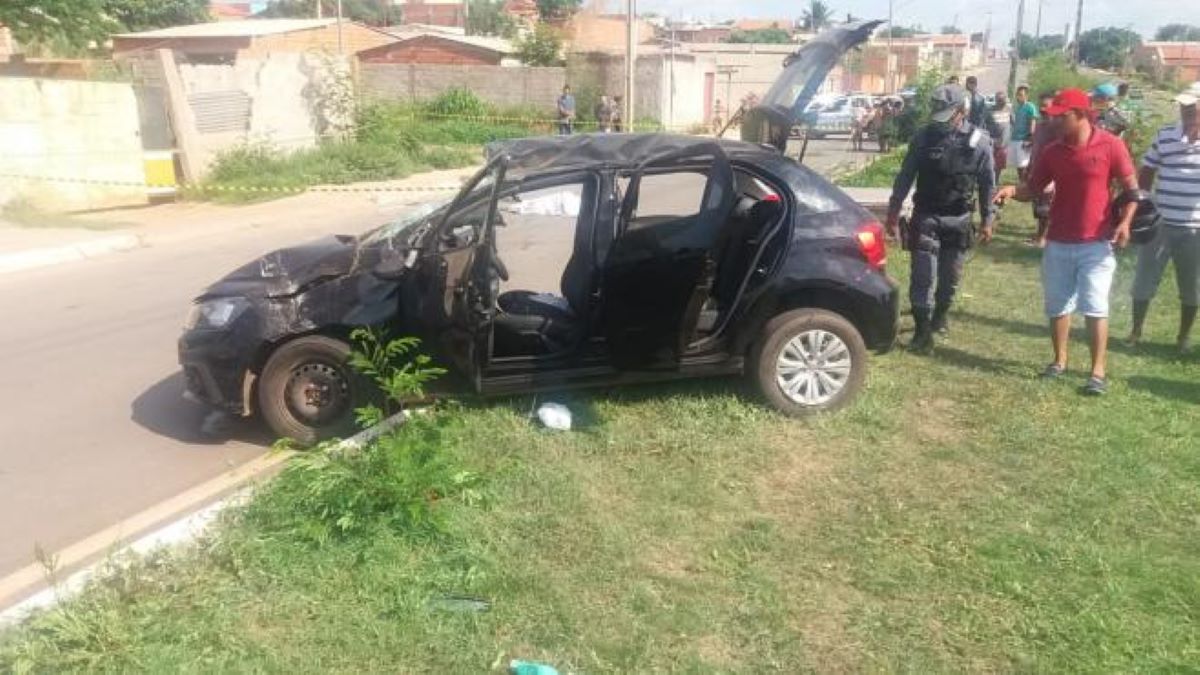 Motorista morre e filhos de 3 e 13 anos ficam feridos após carro capotar em Cuiabá