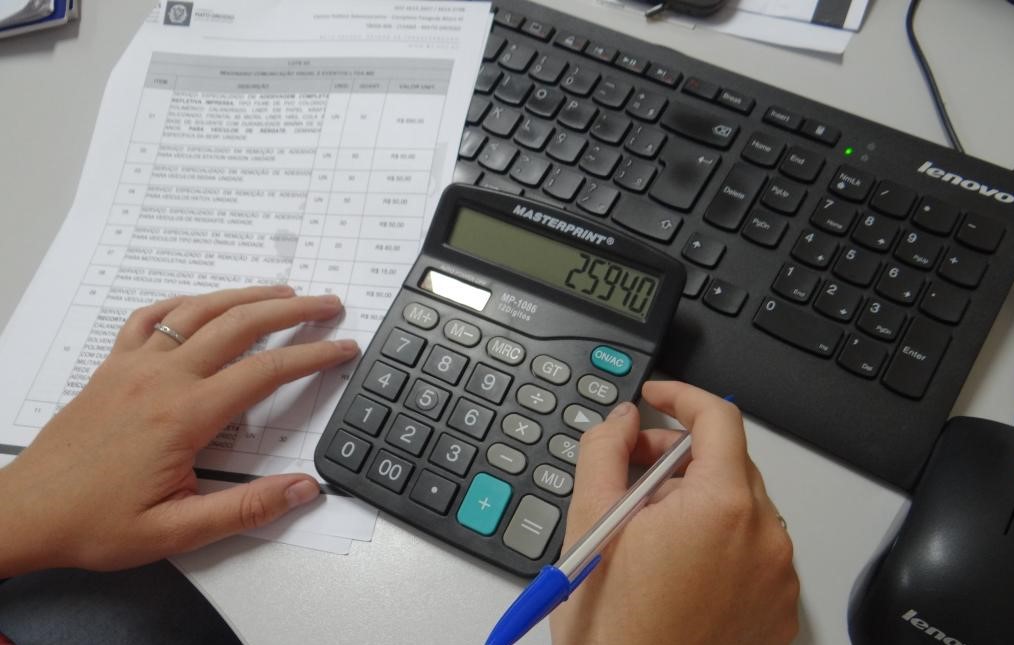 Prorrogação de contratos de serviços contínuos deve ser precedida de nova pesquisa de preços