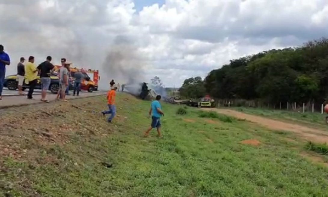 Sorriso | Veículos pegam fogo após acidente e duas pessoas morrem