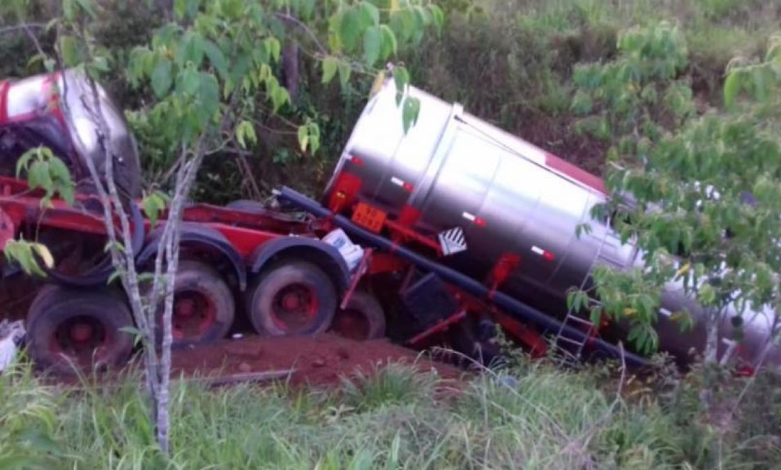 Mato Grosso | Bitrem carregado de combustível cai em represa e motorista morre